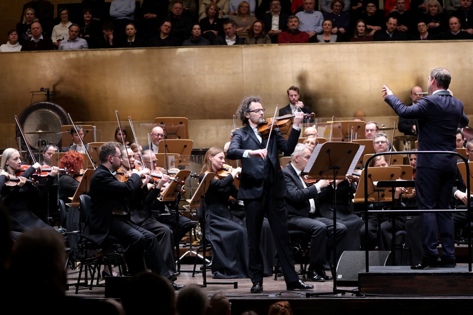 Mariusz Patyra – skrzypek z Orkiestrą Symfoniczną Filharmonii im. Mieczysława Karłowicza w Szczecinie pod batutą Przemysława Neumanna. Fot. Cezary Aszkiełowicz