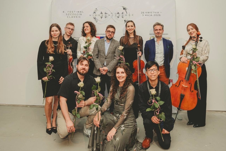 Neuma Quartet i kompozytorzy: Dominik Radoń – kompozytor (w pierwszym rzędzie od lewej), Julia Marczuk-Macidłowska – kompozytorka i Alex Man-Wai Cho – kompozytor. W drugim rzędzie od lewej: Barbara Michalec – kompozytorka, Michał Nowak – skrzypek, Sławomira Wilga – skrzypaczka, Ignacy Zalewski – kompozytor, mentor młodych twórców, Nela Zaforemska – altowiolistka, Karl Fiorini – kompozytor, mentor młodych twórców i Agata Nowak – wiolonczelistka. Fot. Hubert Grygielewicz [Materiały prasowe BNO]