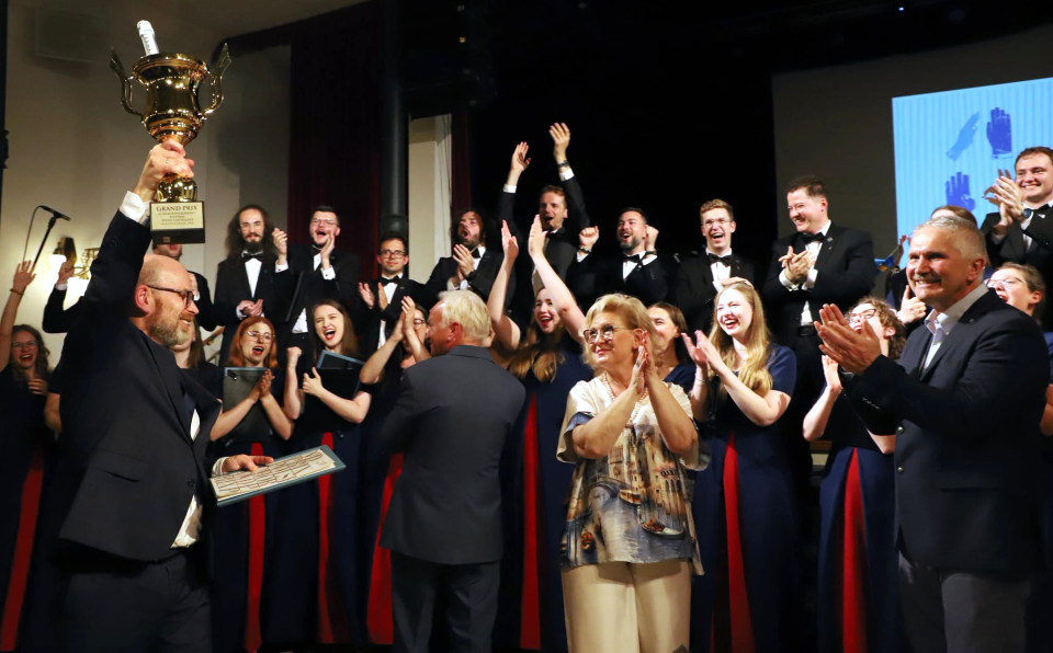 Mariusz Mróz – dyrygent Chóru Akademickiego Politechniki Gdańskiej z głównym laurem Festiwalu w Międzyzdrojach. Fot. Tomasz Rychłowski
