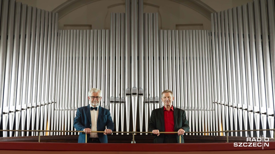 Bogdan Narloch – organista (od lewej) i Roman Gryń – trębacz na tle organów Felixa Grüneberga opus 754 z 1930 roku w Sanktuarium Najświętszego Serca Pana Jezusa, przyjmują gorące brawa publiczności festiwalu „Muzyczna podróż śladami Grünebergów” w Szczecinie (8 sierpnia 2026). Fot. Robert Stachnik [Radio Szczecin]