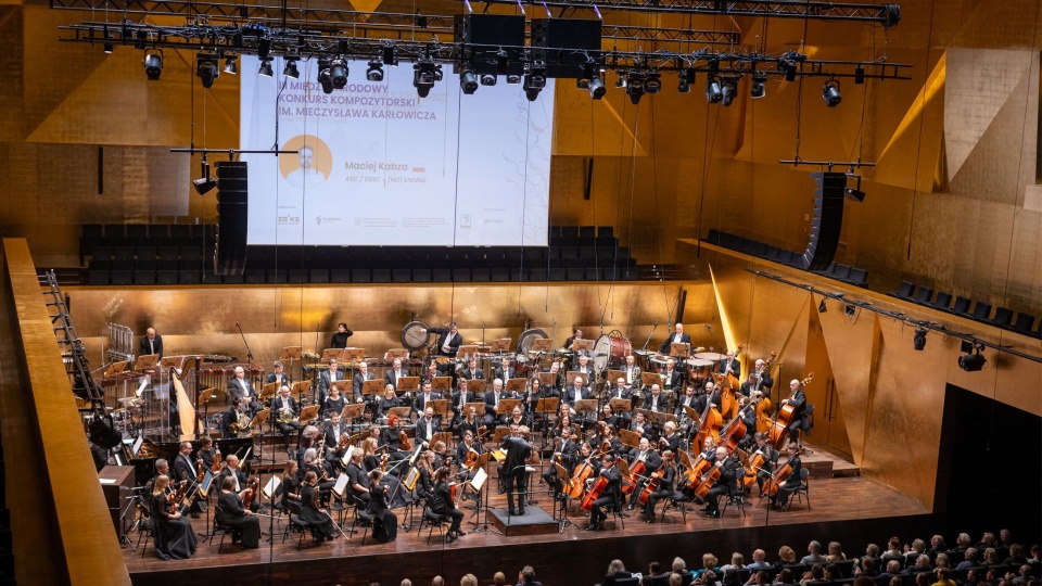 Orkiestra Symfoniczna Filharmonii w Szczecinie pod dyrekcją Szymona Bywalca wykonuje kompozycję pt. „asc / desc – (no) ending” Macieja Kabzy, zwycięski utwór III Międzynarodowego Konkursu Kompozytorskiego im. Mieczysława Karłowicza (29 listopada 2024 r.). Fot. Sebastian Wołosz