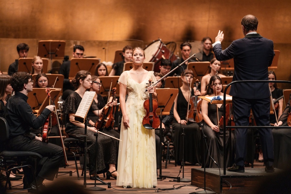 Zofia Anna Olesik – skrzypaczka z International Lutosławski Youth Orchestra pod batutą Przemysława Neumanna w Złotej Sali Filharmonii im. Mieczysława Karłowicza w Szczecinie. Fot. Piotr Nykowski