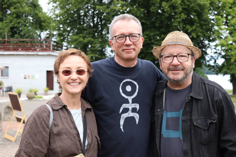 Gabriela Muskała w towarzystwie Adama Bortnika i Zbigniewa Zamachowskiego podczas festiwalu w Ińsku w 2026 roku. Fot. Ińskie Lato Filmowe