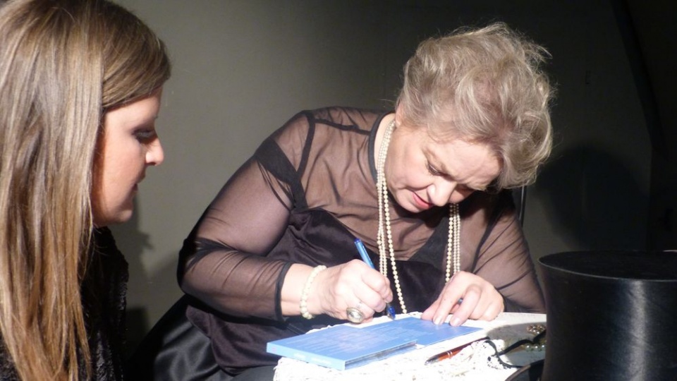 Anna Seniuk rozdająca autografy po spotkaniu autorskim w Teatrze kameralnym [fot. Małgorzata Fymus]