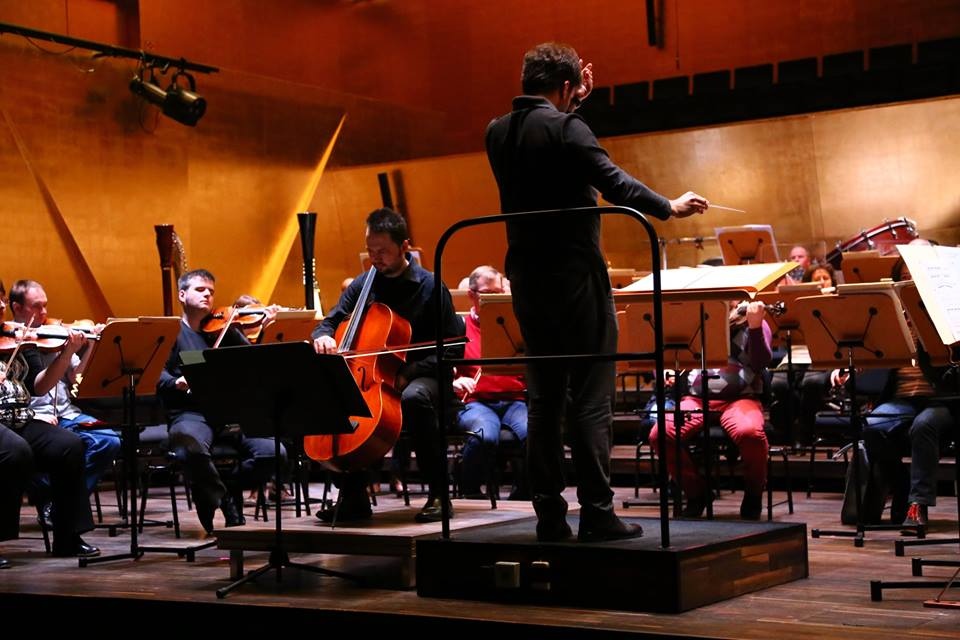 Dominik Połoński i Orkiestra Symfoniczna Filharmonii w Szczecinie pod batutą Łukasza Borowicza, podczas próby generalnej przed koncertem, fot. Maciej Cybulski/Filharmonia Szczecińska