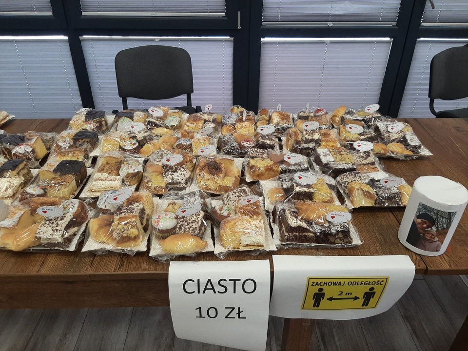 Ciasta przygotowane na kiermasz charytatywny w Kaliszu Pomorskim