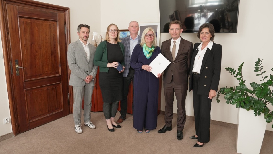 Hospicjum dla Dzieci i Dorosłych; fot. Umowa podpisana - umowa użyczenia dotycząca inwestycji infrastrukturalnej pn. „Wspólny Dom Hospicyjny”