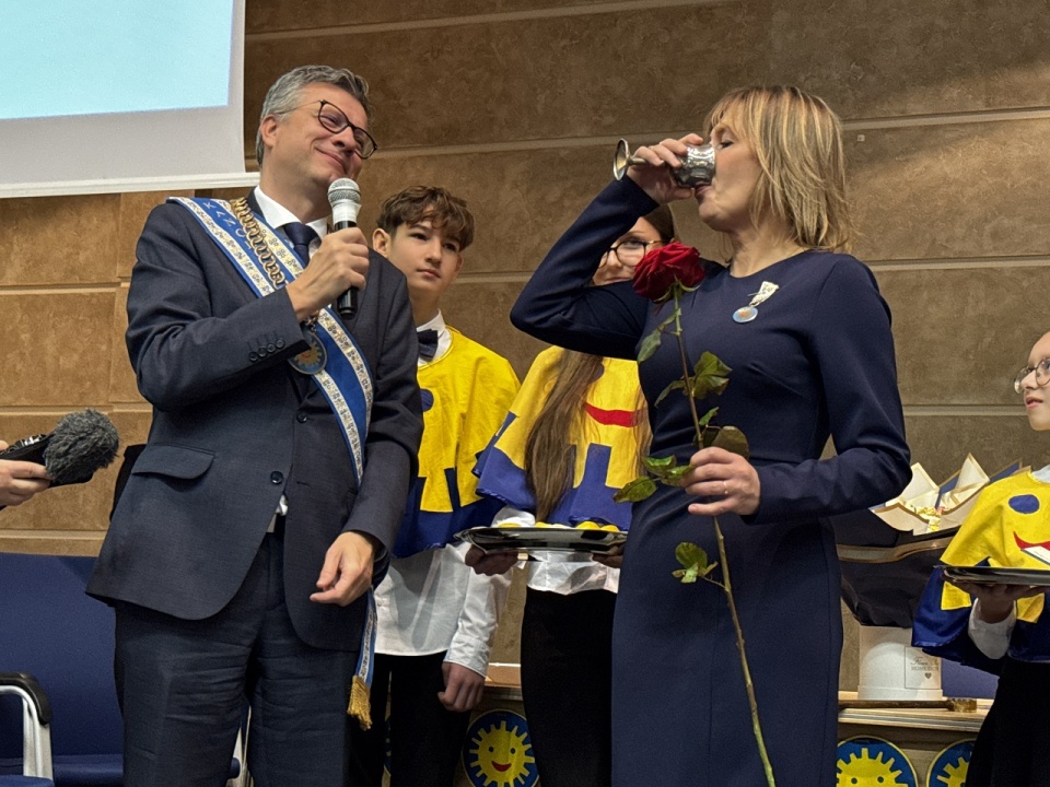 Prof. Monika Niewiadomska wypija sok z cytryny