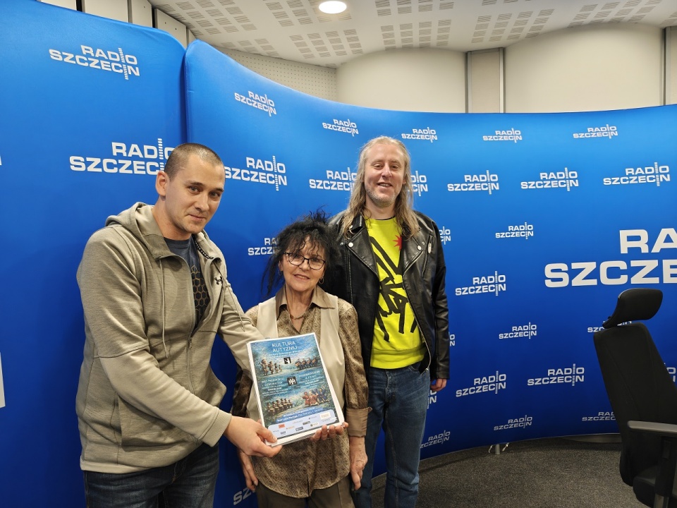 Stowarzyszenie A To My - Oskar Chmioła pedagog specjalny, koordynator projektu "Samodzielne Atomy",Maria Podeszewska – Mateńko - prezeska tej organizacji i Maciej Podsiadło uczestnik oraz muzyk