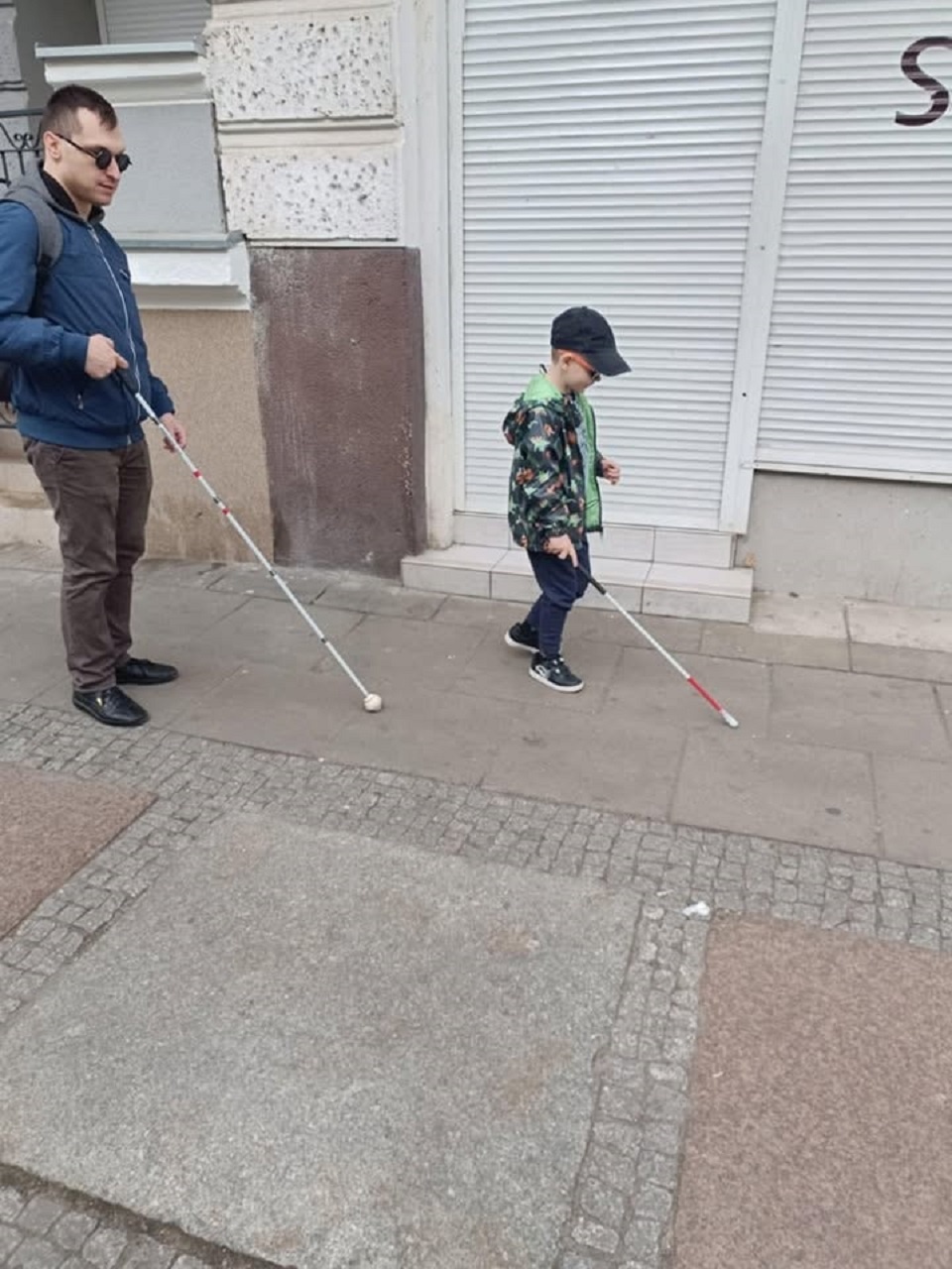 Spacer z białą laską, fot PZN Okręg Zachodniopomorski