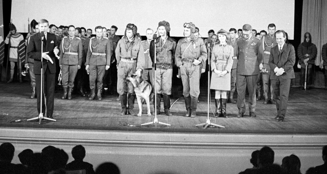 Premiera srialu "Czterej pancerni i pies" w Sali Kongresowej Pałacu Kultury i Nauki. W pierwszym rzędzie drugi z prawej płk. Janusz Przymanowski, obok bohaterowie serialu, w tym - pies. Fot. Lech Zielaskowski. Narodowe Centrum Cyfrowe 9.03.2025 - Jak Janusz Przymanowski "Rudym 102" zawojował całą Polskę