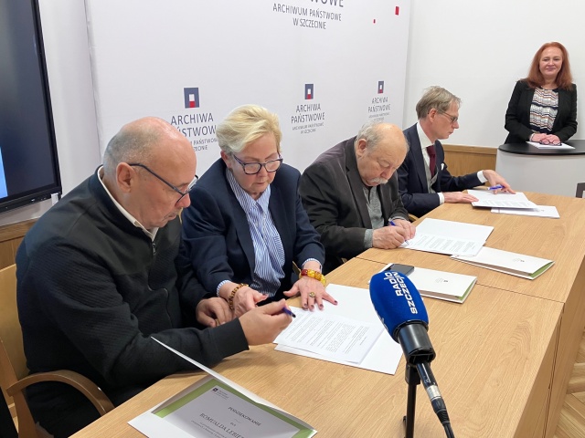 Od lewej: Roman i Halina Lebiedź, dr Aleksaner Miśkiewicz, Krzysztof Kowalczyk oraz Małgorzata Duras. Fot. Agata Rokicka [Radio Szczecin] 7.12.2025 - Tatarski skarb