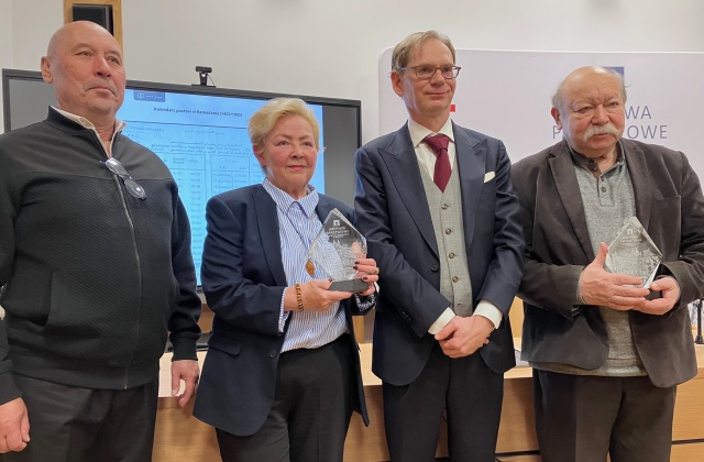 Od lewej: Roman i Halina Lebiedź, Krzysztof Kowalczyk i dr Aleksaner Miśkiewicz. Fot. Agata Rokicka [Radio Szczecin] 7.12.2025 - Tatarski skarb