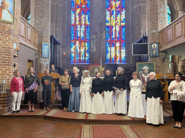 Polsko-niemiecki chór. Pięć Pań od lewej strony to kuzynki Lemcke, potomkinie rodziny Hansa Hartiga. Potem Chór Julin. Ostatnia z prawej - dr Agnieszka Roguska, organistka. Fot. Agata Rokicka [Radio Szczecin] 12.07.2026 - Nie ma przypadku