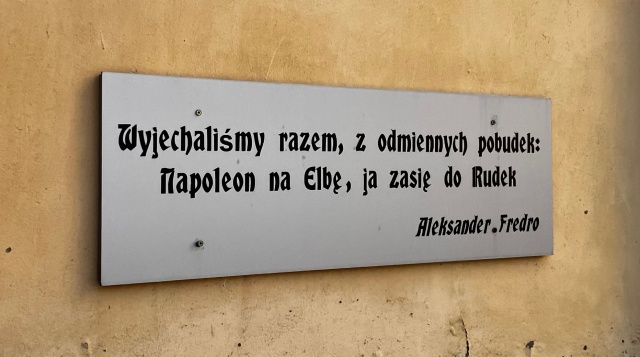 Przed muzeum Fredry w Rudkach. Fot. Agata Rokicka [Radio Szczecin] 9.08.2026 - Palec Fredry