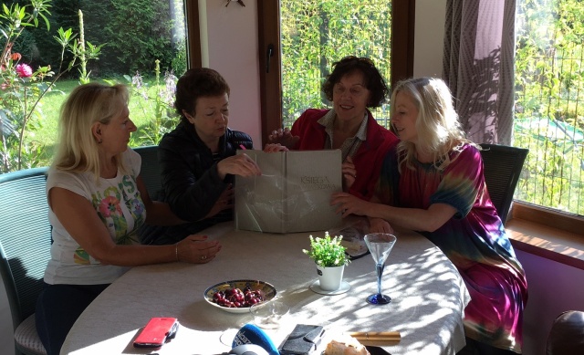 Z księgą pamiątkową Ludwika Zdanowskiego. Od lewej strony: Barbara Falkowska, Anna Zwöck i Danuta Krużyńska oraz autorka. Fot. Roman Falkowski 18.10.2026 - Dwadzieścia lat później