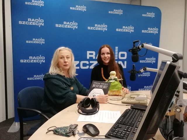 Z artystką, Katarzyną Górewicz, motanką i Babą Jagą. Fot. Radio Szczecin 18.10.2026 - Dwadzieścia lat później