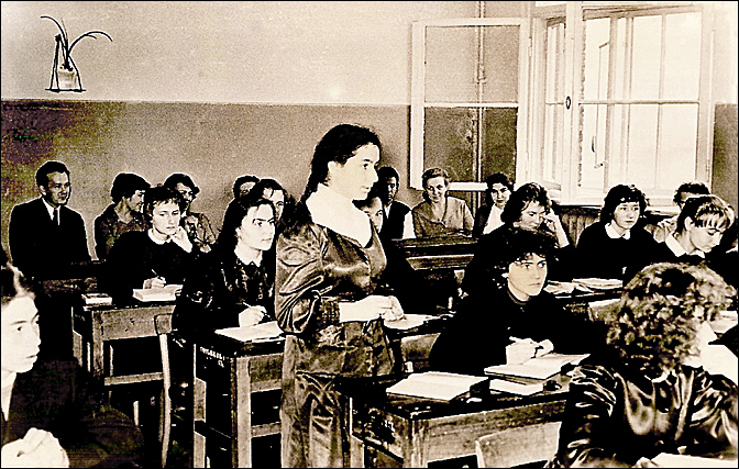 Podczas odpowiedzi. V Liceum w Szczecinie (1958/1959). Fot. ze zbiorów prywatnych poetki