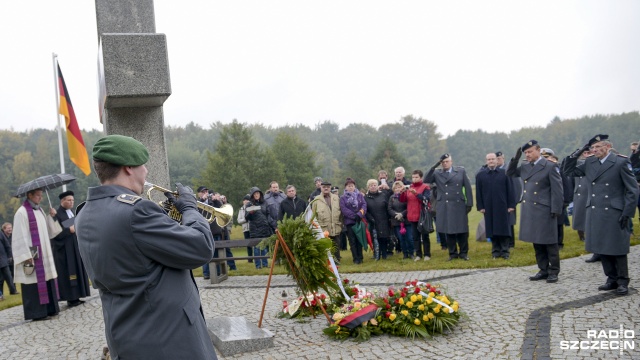 Pochówek na Niemieckim Cmentarzu Wojennym w Glinnej. Zdjęcie - Jarosław Gaszyński [Radio Szczecin] 25.10.2015 -
