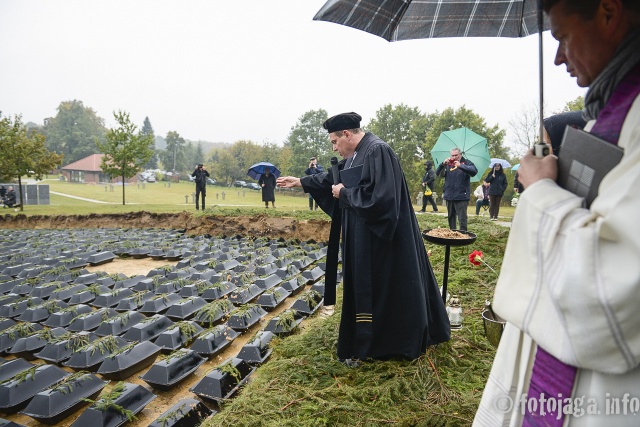 Pochówek na Niemieckim Cmentarzu Wojennym w Glinnej. Zdjęcie - Jarosław Gaszyński [Radio Szczecin] 25.10.2015 -