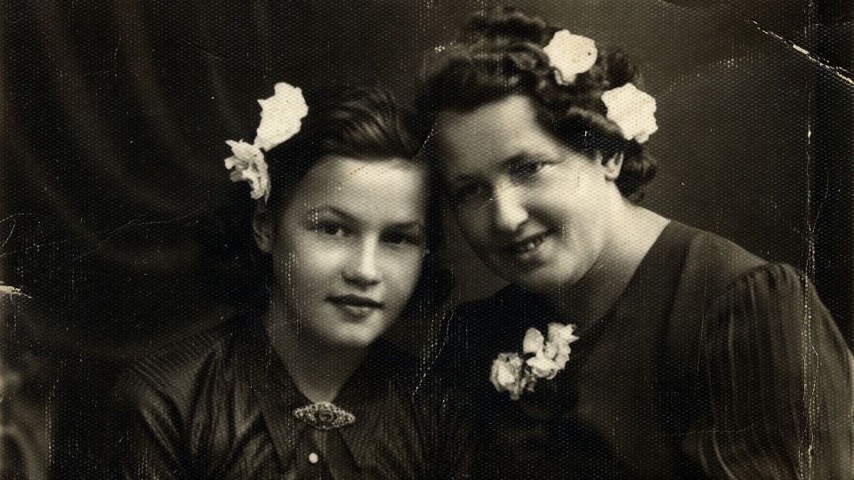 Janina z mamą. Święciany 1939 rok. Fot. z książki "Nie było czasu na strach…", wydanej przez szczeciński oddział IPN.