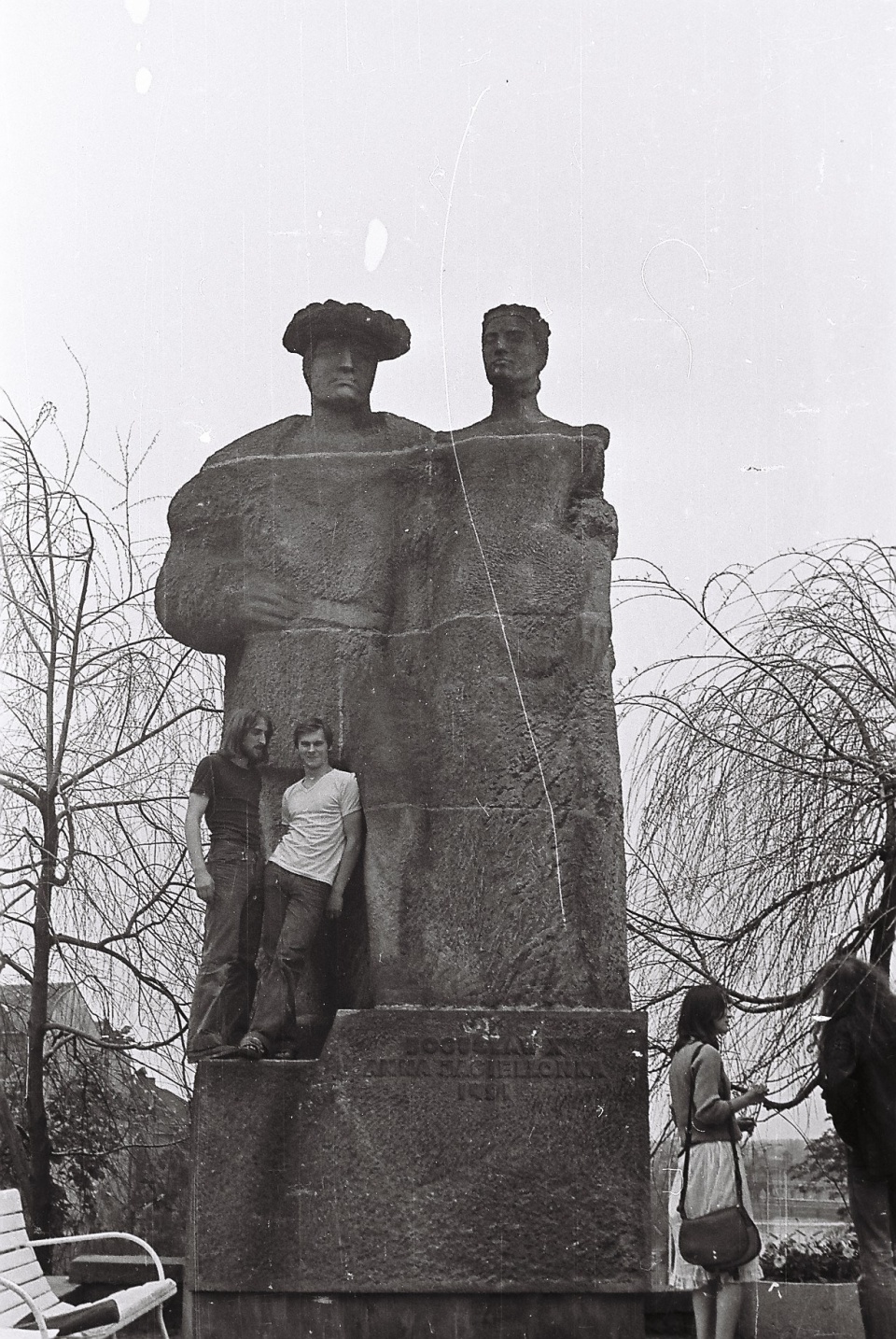 Szczecińscy hipisi na pomniku - lata 70. Fot. ze zbiorów prywatnych Krzysztofa Żurawskiego.