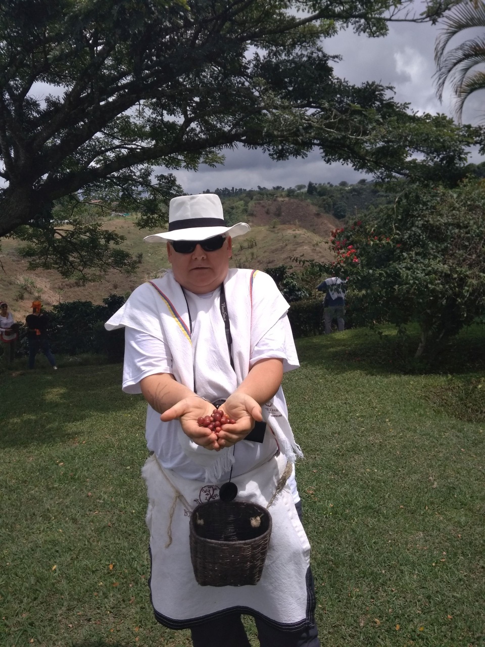 Autor na jednej z plantacji kawowych w tradycyjnym stroju prezentuje efekt zbioru. Fot. ze zbiorów prywatnych autora