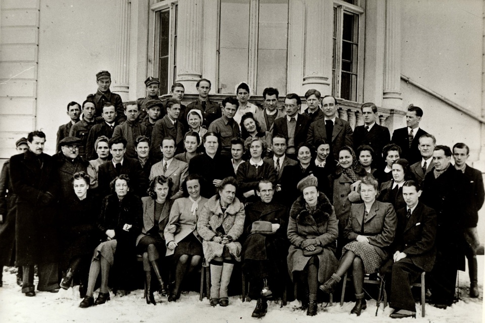 Zdzisław Karczewski (w najniższym rzędzie, w środku) w gronie współpracowników 1945 r. Fot. ze zbiorów Radia Szczecin