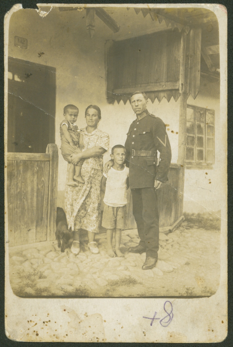 Rodzice Toniego, Cecylia i Kazimierz Leparowscy z Tadeuszem i Eugeniuszem. Rok 1935. [Fot: Prywatne zbiory Antoniego Leparowskiego]