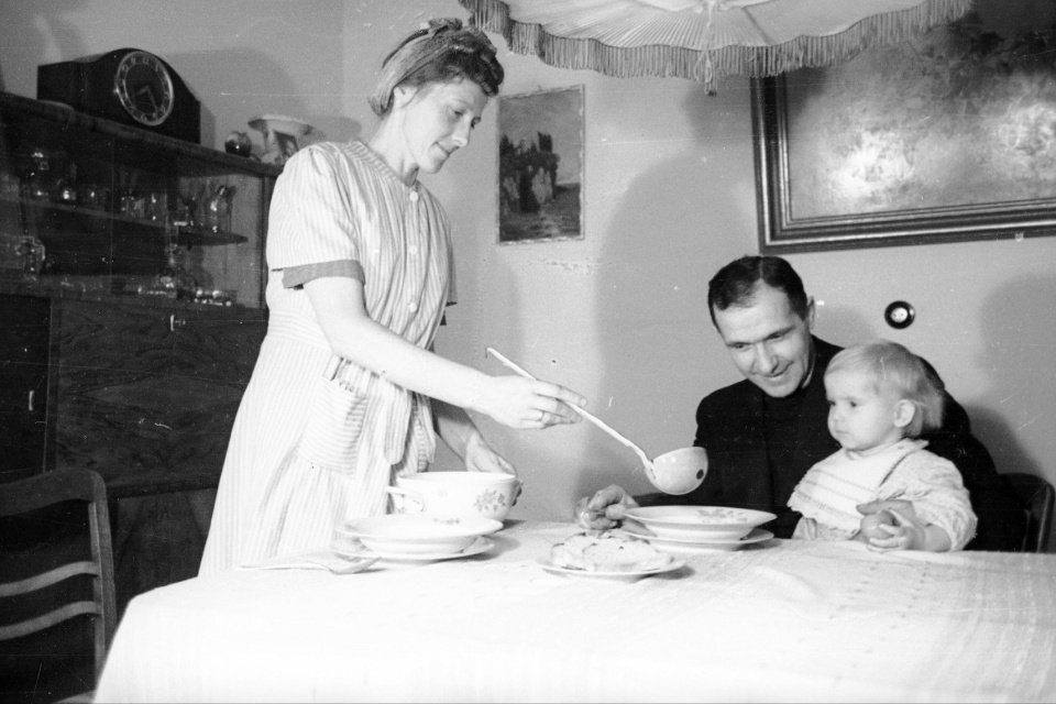 Przodownik pracy z Zakładów Cegielskiego, 1948. Fot. Narodowe Archiwum Cyfrowe