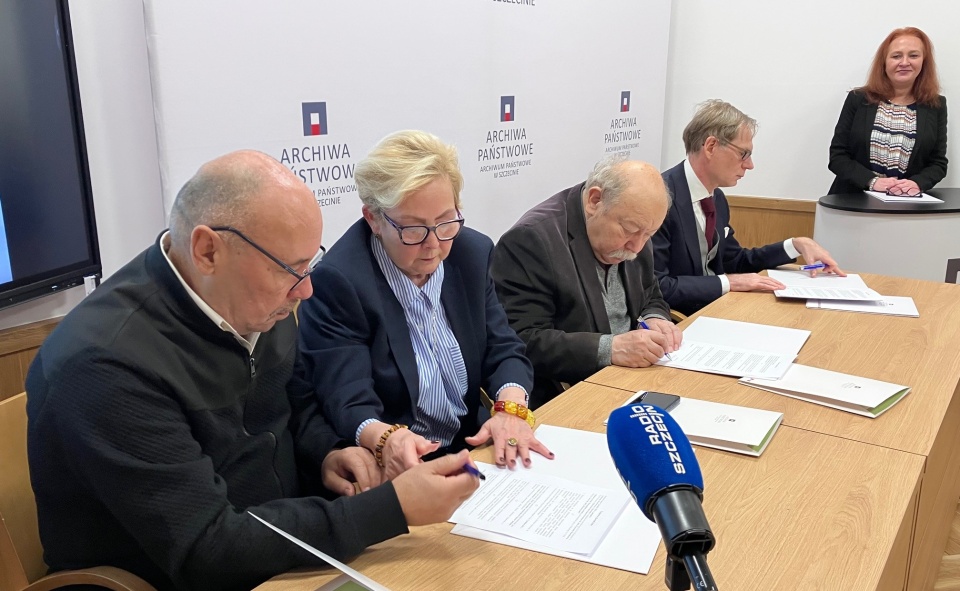 Od lewej: Roman i Halina Lebiedź, dr Aleksaner Miśkiewicz, Krzysztof Kowalczyk oraz Małgorzata Duras. Fot. Agata Rokicka [Radio Szczecin]