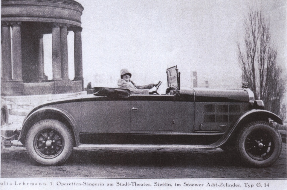 Julia Lehrmann, śpiewaczka operowa w Miejskim Teatrze w ośmiocylindrowym Stoewerze. Typ G.14