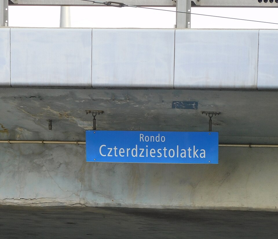 Tabliczka pod estakadą nad rondem Czterdziestolatka w Warszawie. Fot. Panek [wikipedia.org]