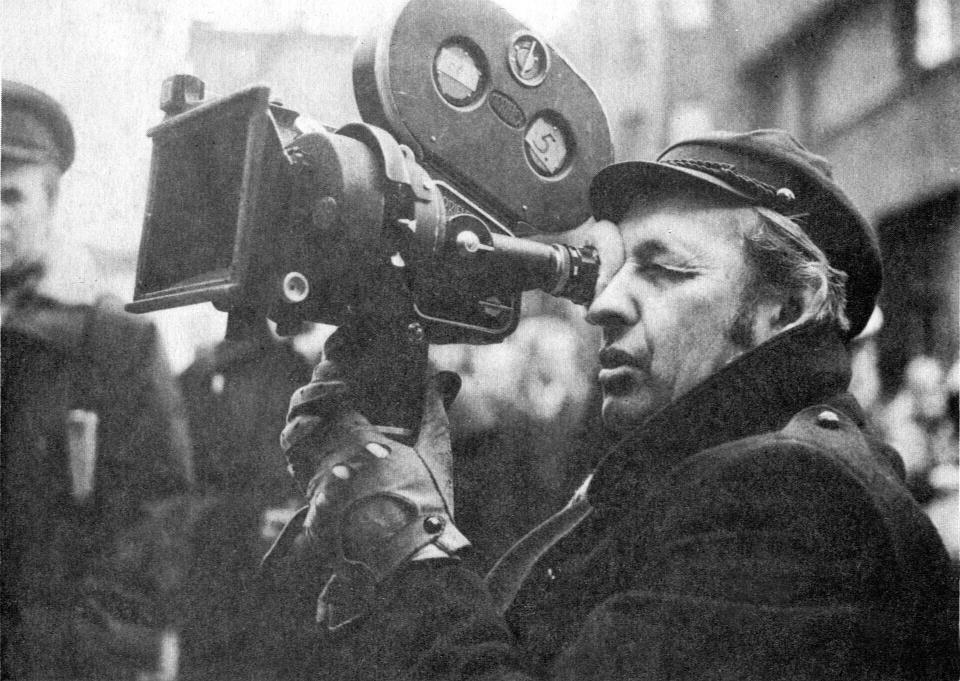 Andrzej Wajda na planie "Ziemi Obiecanej", 1974. Scan z Kalendarium Polskiego 1944-1984, Młodzieżowa Agencja Wydawnicza, Warsaw, Poland, 1987. Autor zdjęcia niezany.