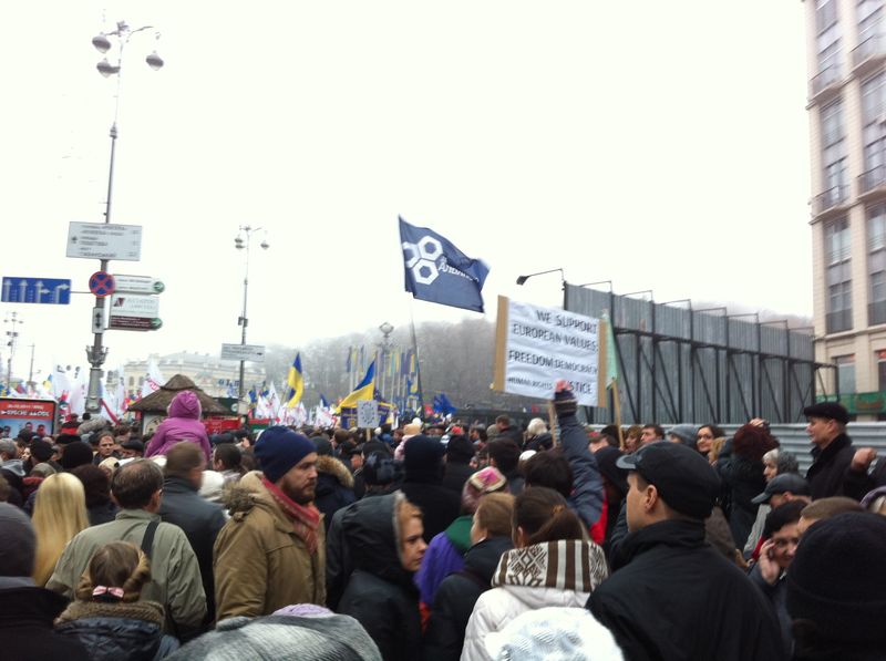 Manifestacja w Kijowie za przystąpieniem Ukrainy do Unii Europejskiej 23.11.2013 - marsz od Bulwaru Szewczenki do Placu Europejskiego [fot. Julia Sydorova]