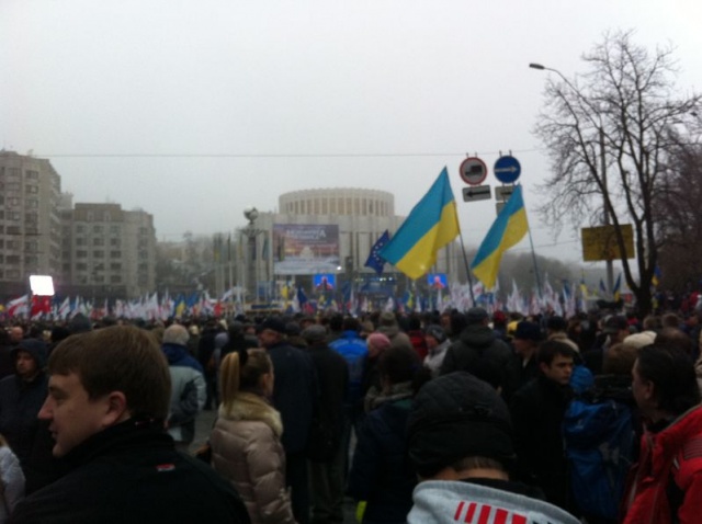 Manifestacja w Kijowie za przystąpieniem Ukrainy do Unii Europejskiej 23.11.2013 - marsz od Bulwaru Szewczenki do Placu Europejskiego [fot. Julia Sydorova] POSYDEŃKI 24.11.2013
