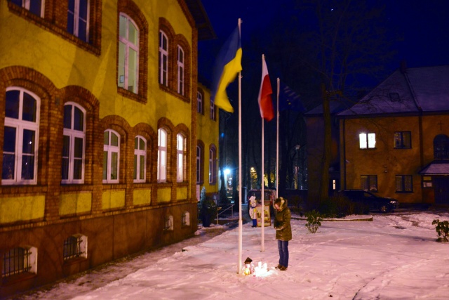 znicze przed szczecińską siedzibą Związku Ukraińców w Polsce (fot.Związek Ukraińców) Szczecinianie wspierają walczących Ukraińców w Kijowie.