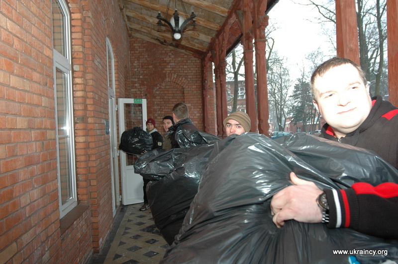 To te dary pakowane w poniedziałek dotarły na Majdan w Kijowie