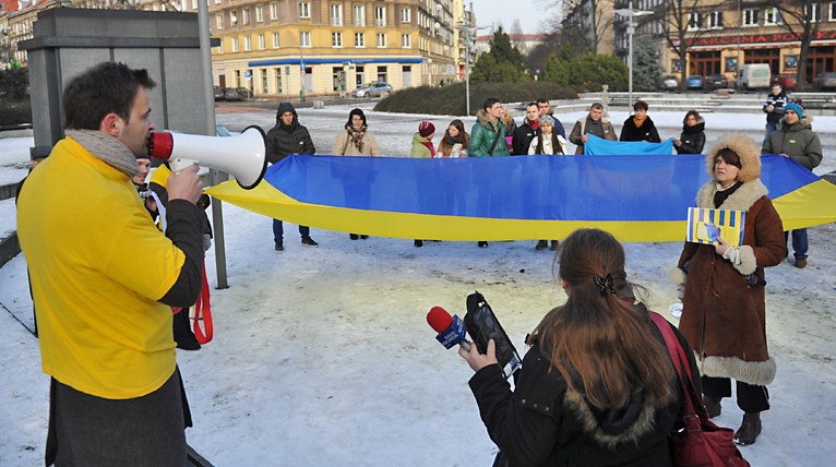 Nieco ponad 50 osób wzięło udział w manifestacji przeciwko łamaniu praw człowieka na Ukrainie [fot. Łukasz Szełemej]