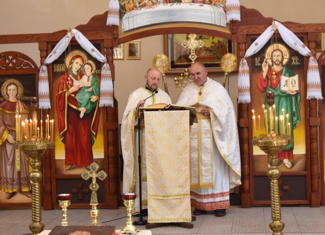 Ksiądz Wasyl Dowganiuk i Rusłan Marciszuk podczas mszy świetej w Cerkwii w Stargardzie[www.ukraincy.org] Posydeńki 16.07.2017 (posłuchaj audycji)