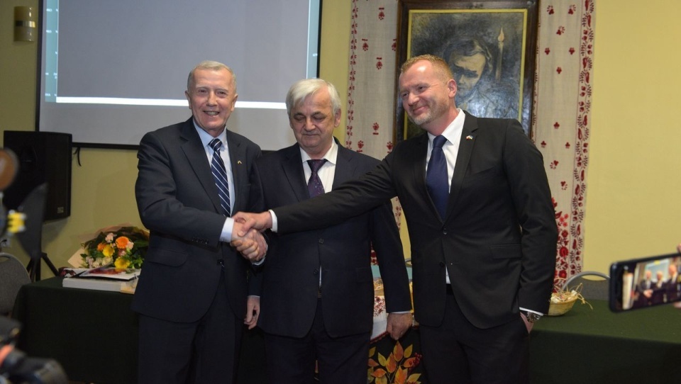 Henryk Kołodziej, Jan Syrnyk i Piotr Kołodziej podczas uroczystości żegnania ze stanowiska Jana Syrnyka. Fot. ukraincy.org.pl