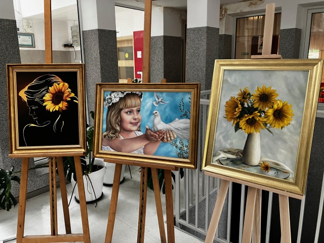 Walery Siejtbatałow na spotkaniu z uczniami szczecińskiej Publicznej Szkoły Podstawowej "Na Głębokiem". ot. Kaja Rokicka "Malarz maluje nie tylko rękami, ale sercem". Spotkanie z Walerym Siejtbatałowem