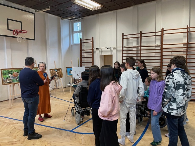 Walery Siejtbatałow na spotkaniu z uczniami szczecińskiej Publicznej Szkoły Podstawowej "Na Głębokiem". ot. Kaja Rokicka "Malarz maluje nie tylko rękami, ale sercem". Spotkanie z Walerym Siejtbatałowem