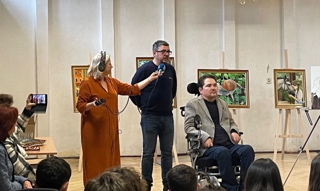 Walery Siejtbatałow na spotkaniu z uczniami szczecińskiej Publicznej Szkoły Podstawowej "Na Głębokiem". ot. Kaja Rokicka "Malarz maluje nie tylko rękami, ale sercem". Spotkanie z Walerym Siejtbatałowem