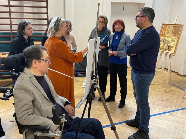 Walery Siejtbatałow na spotkaniu z uczniami szczecińskiej Publicznej Szkoły Podstawowej "Na Głębokiem". ot. Kaja Rokicka "Malarz maluje nie tylko rękami, ale sercem". Spotkanie z Walerym Siejtbatałowem