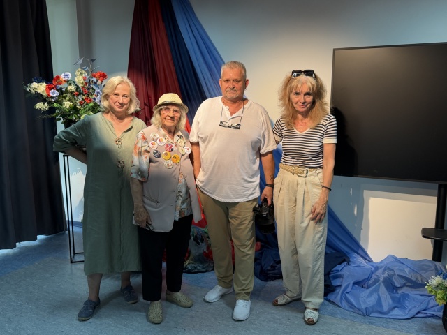 W środku: Maria Makowska i Romuald Fijałkowski. Z prawej: Anna Kolmer, z lewej: Agata Rokicka. Fot. Radio Szczecin Pyrzyckie Spotkania z Folklorem - W rytmie tradycji