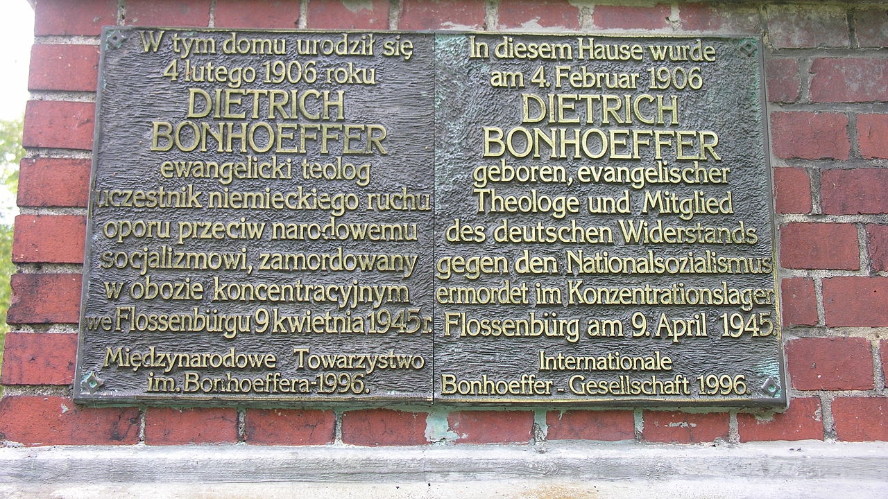 Tablica pamiątkowa w miejscu urodzenia Dietricha Bonhoeffera we Wrocławiu. Fot. www.wikipedia.org / Bonio