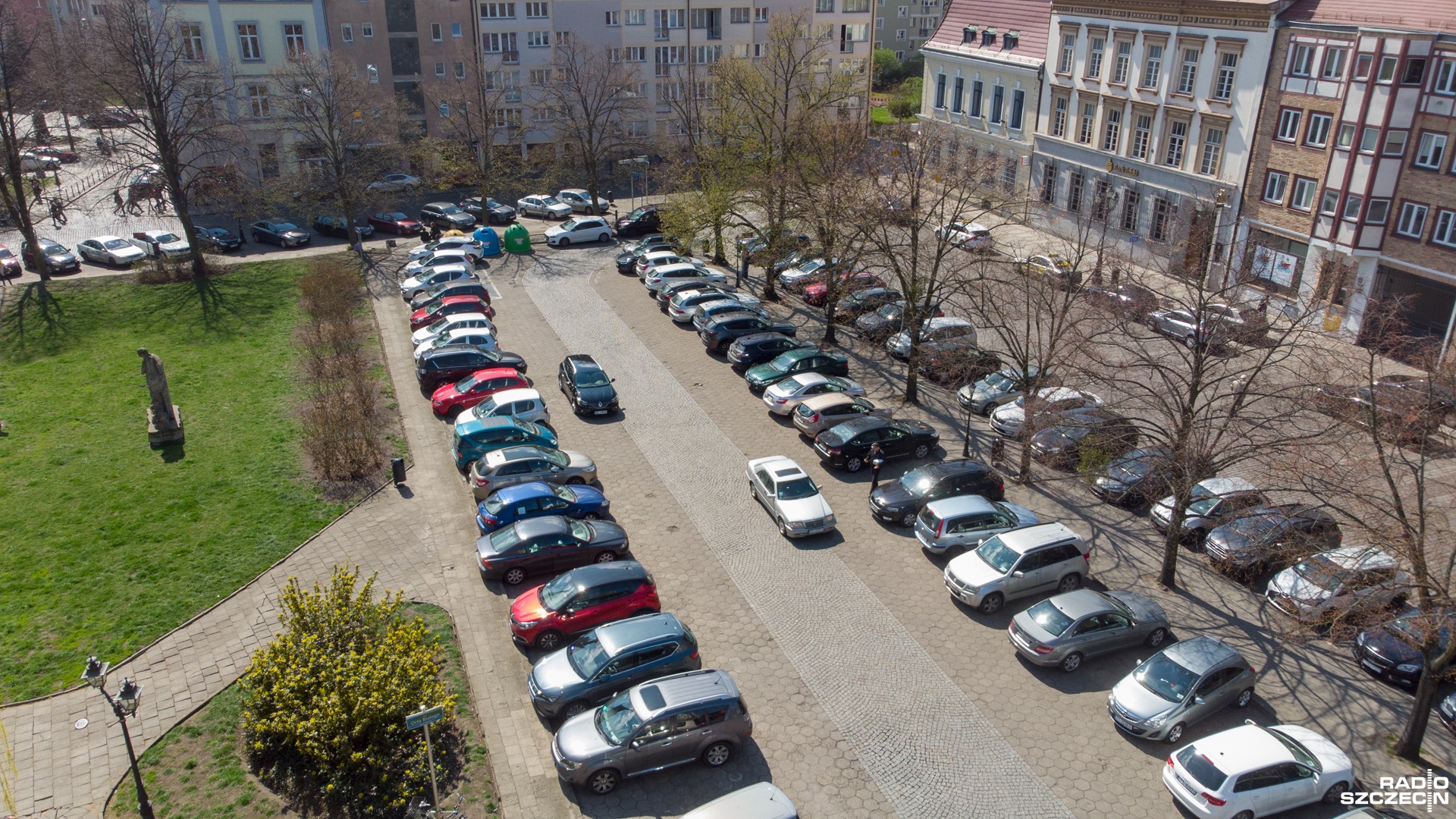 Od czwartku obowiązują nowe stawki za zostawienie samochodu na placu Orła Białego w Szczecinie. Za godzinę postoju na tzw. parkingu rotacyjnym zapłacimy 10 zł. Opłata będzie obowiązywać w godz. 8-22 we wszystkie dni tygodnia. Przygotowano 20 miejsc postojowych.