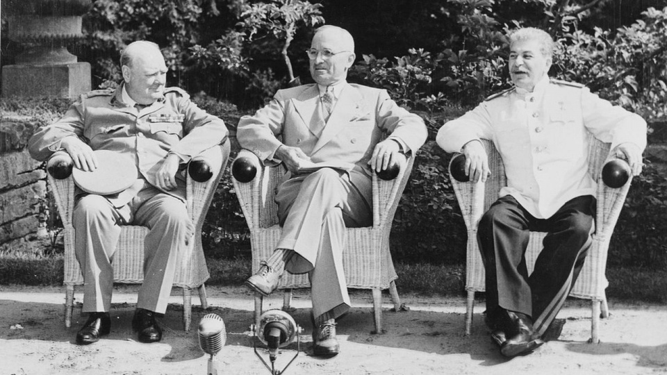 Churchill, Truman i Stalin w Poczdamie. Fot. www.wikipedia.org / U.S. National Archives and Records Administration (CC0 domena publiczna)