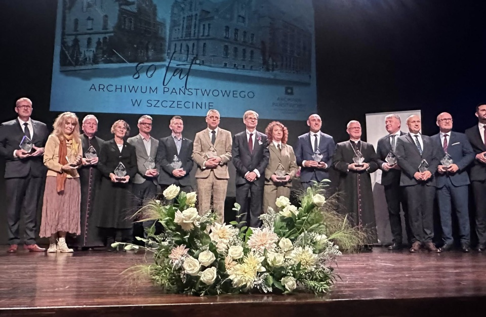 Gala 80-lecia Archiwum Państwowego w Szczecinie. Osoby wyróżnione za współpracę z Archiwum. Druga od lewej - Anna Kolmer [Radio Szczecin/Stowarzyszenie Dziennikarzy RP Pomorze Zachodnie). Fot. Archiwum Państwowe w Szczecinie